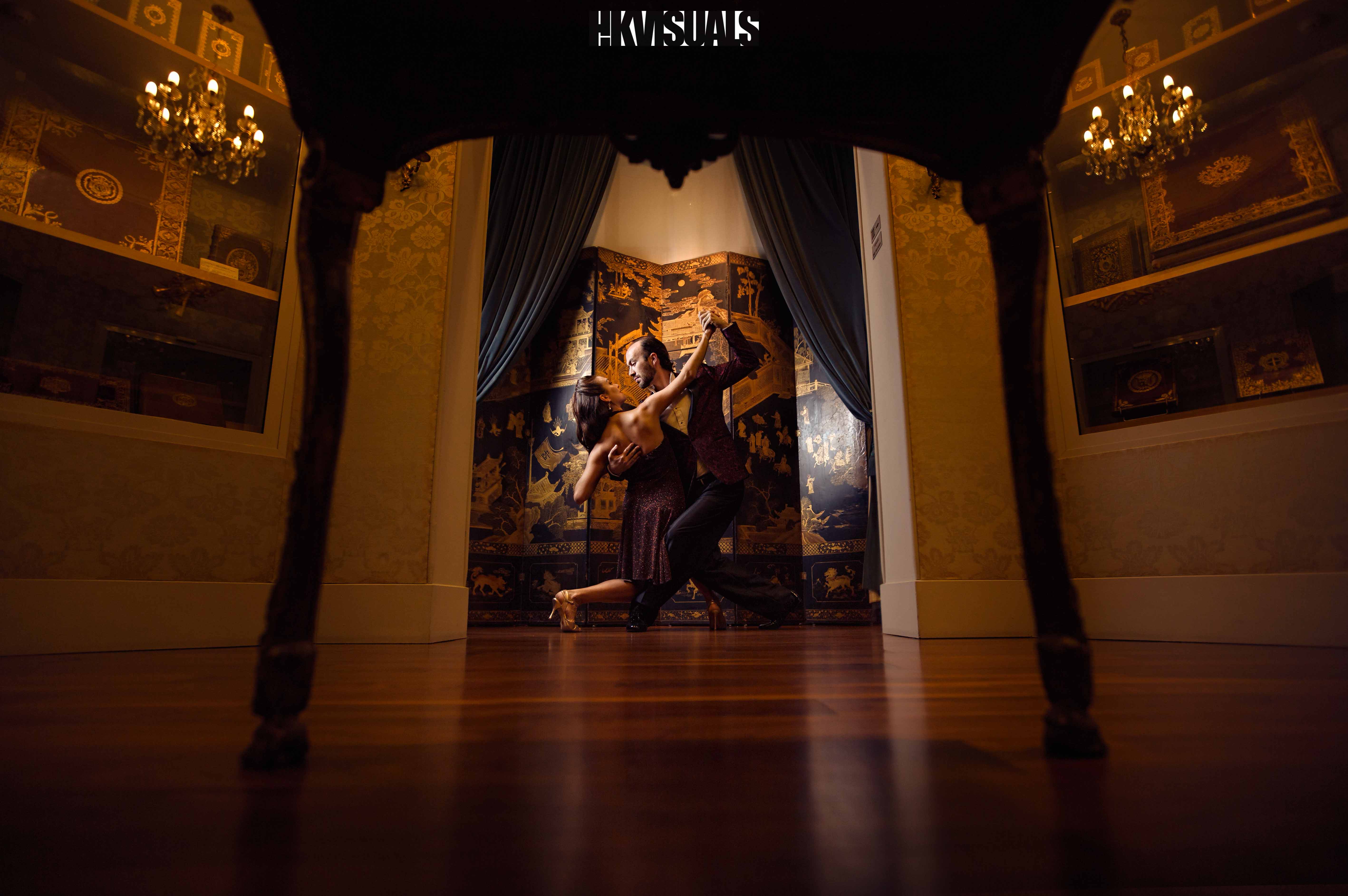 Danseurs dans une architecture photographiés par Haze Kware