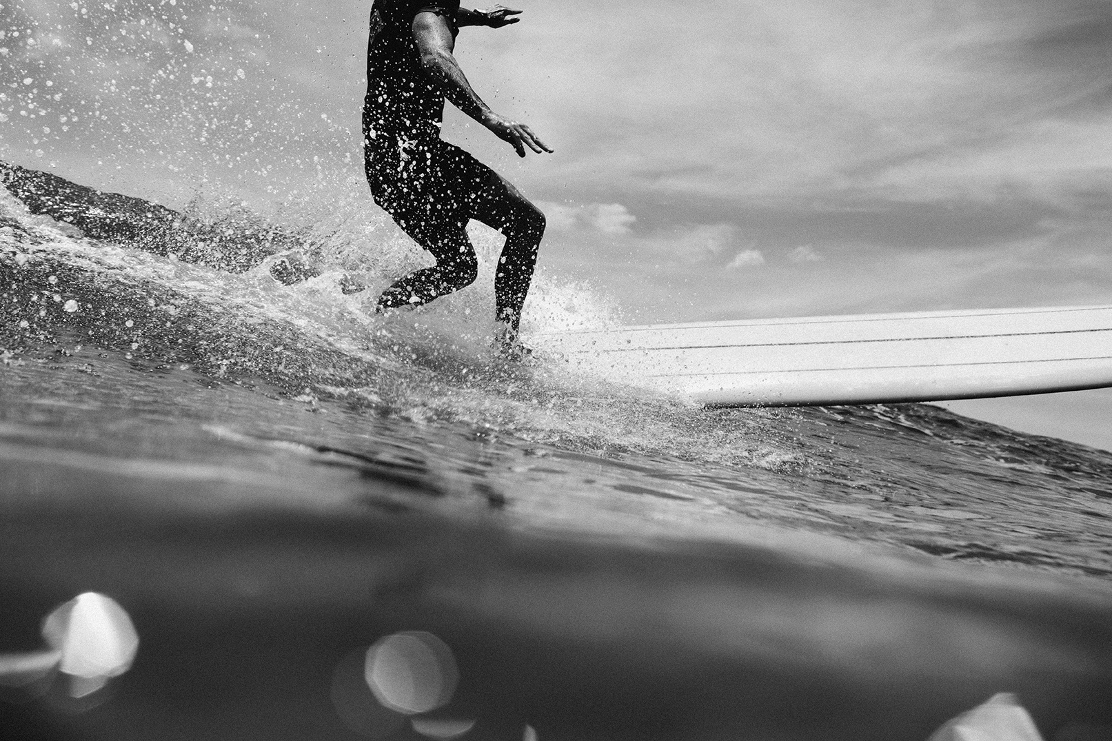 Surfeur photographié depuis l’eau par Fabien Voileau