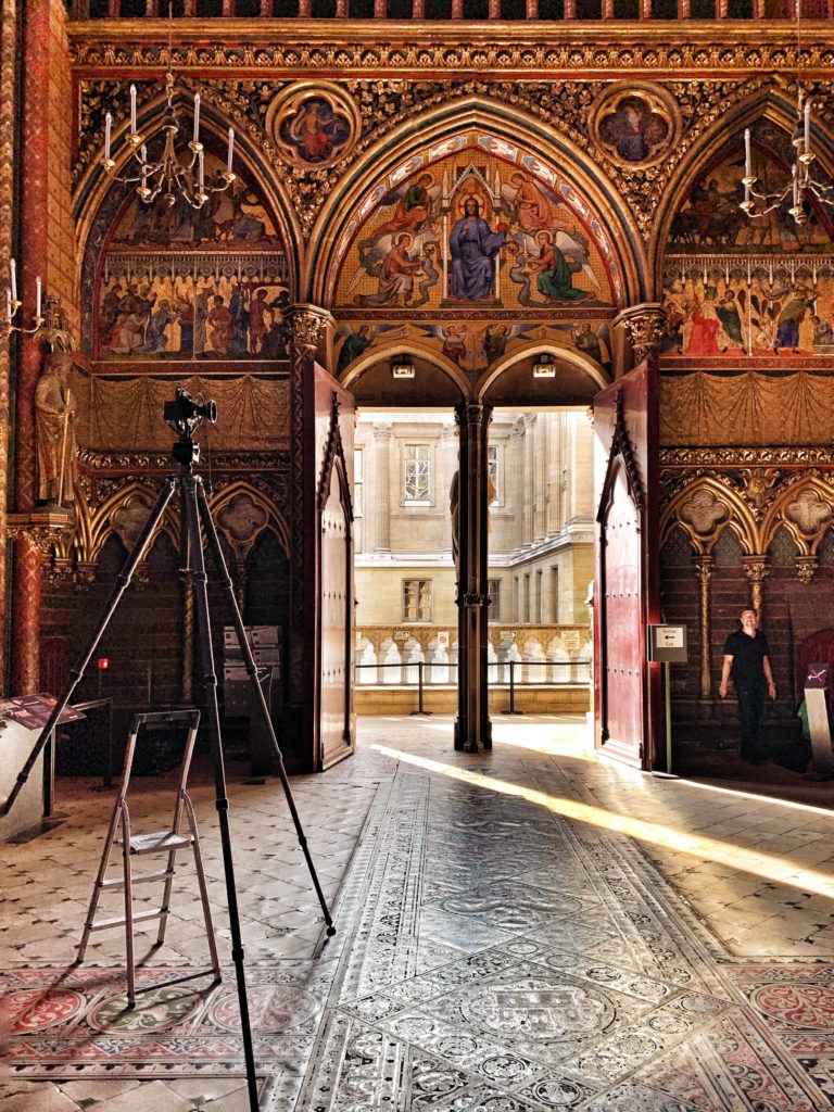 Coulisses de la prise de vue de Romaric Pech à la Sainte-Chapelle