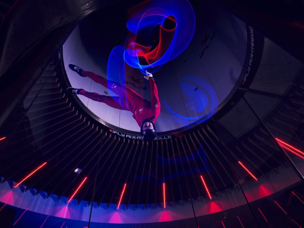 Composition lumineuse abstraite créée par un sportif en chute libre indoor