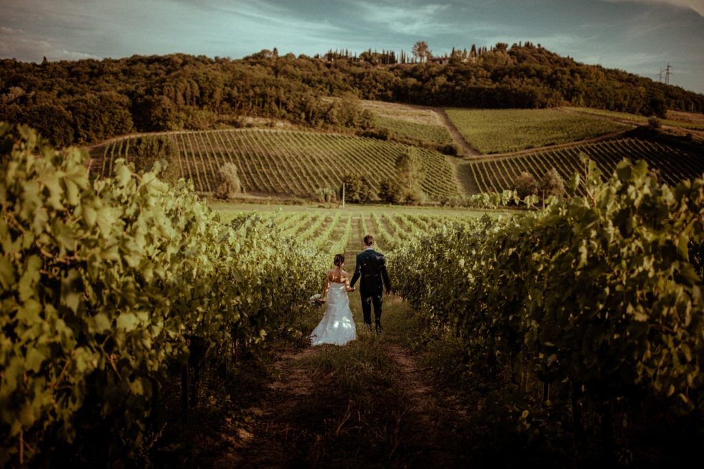 Photographie de couple dans les vignes de Toscane par Terence Baelen
