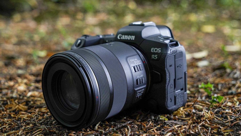 Canon EOS R5 utilisé avec un objectif Canon EF 85 mm f 1,2