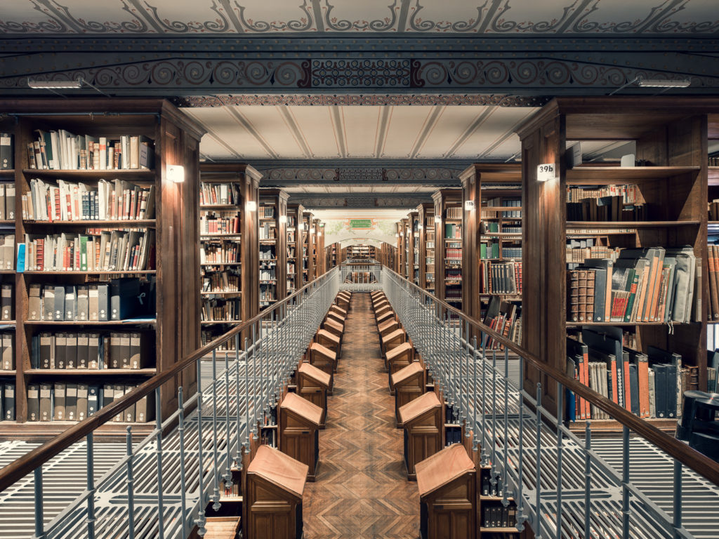 Rayonnages de la galerie Auguste Rondel photographiés par Thibaud Poirier