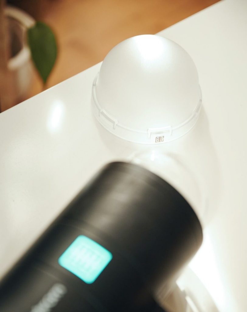Dôme diffuseur OCF transparent installé sur un flash Elinchrom ONE