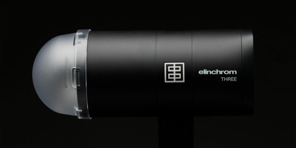 Flash Elinchrom THREE vu de profil sur fond noir