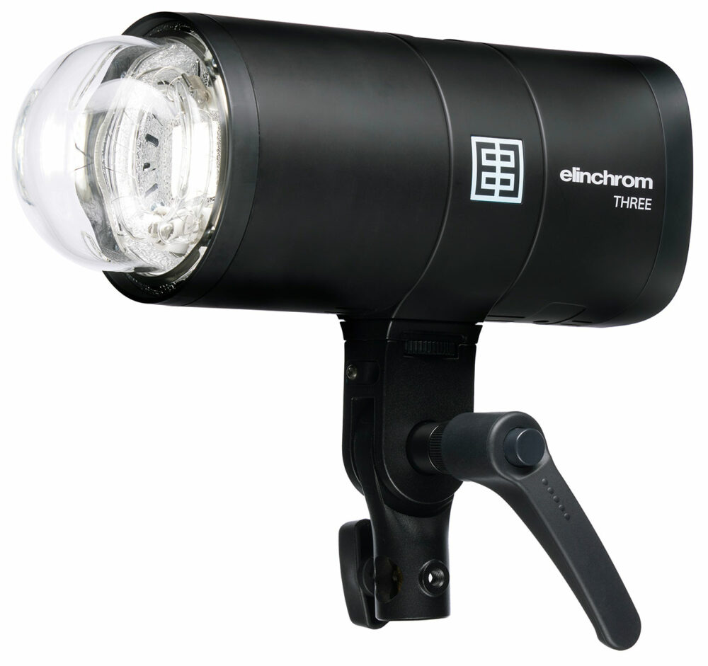 Elinchrom THREE vu de trois quarts avant, avec son tube éclair non dissimulé
