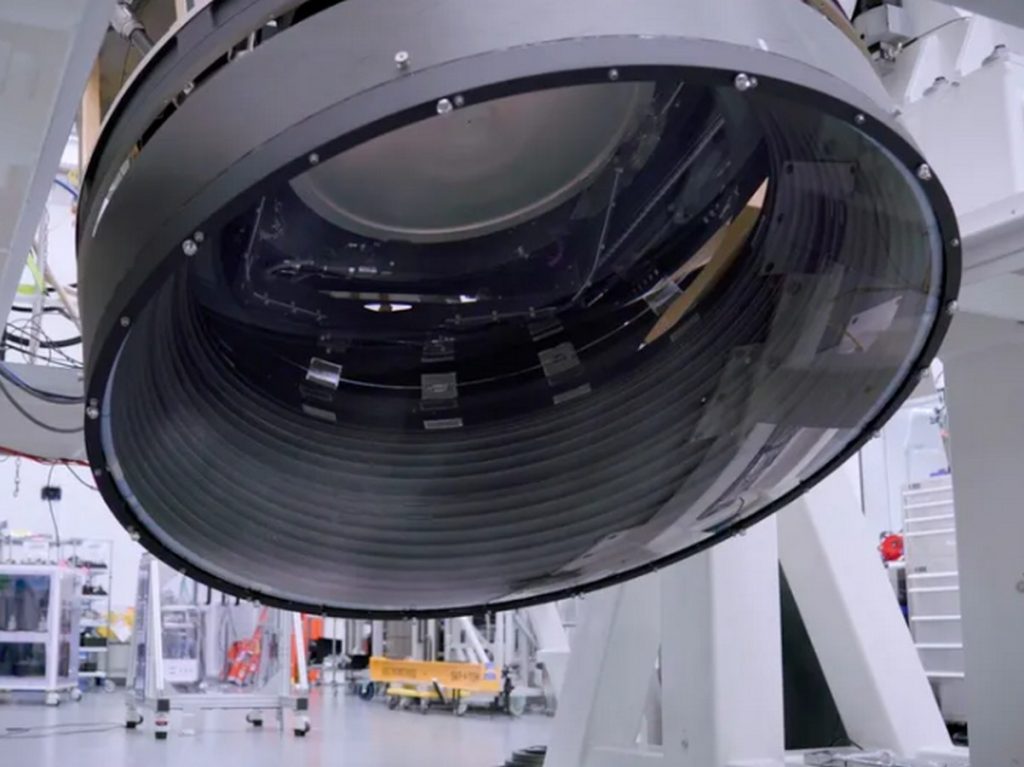 La LSSTCam, plus grand appareil photo numérique au monde, assemblée au laboratoire SLAC