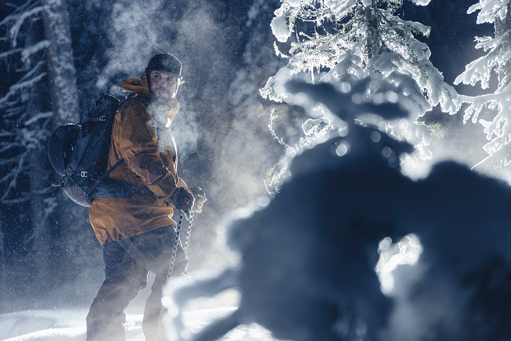 Skieur en contre-jour dans une prairie enneigée, éclairé par un seul flash Elinchrom THREE