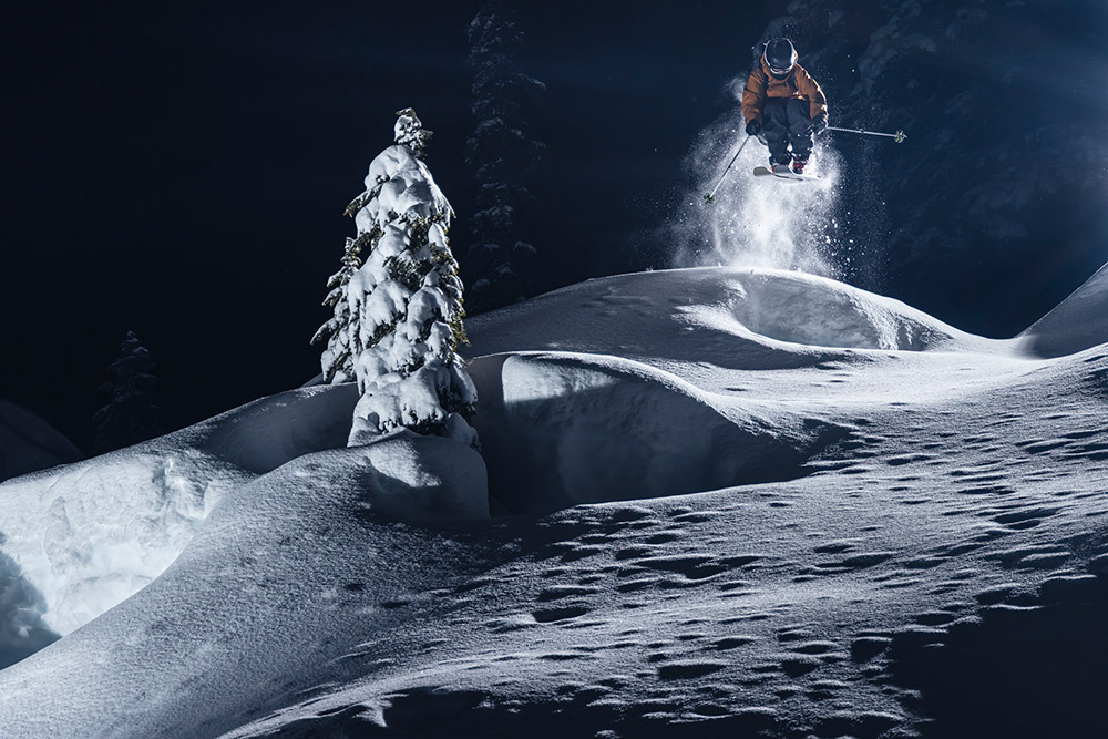 Skieur de nuit éclairé en contre-jour par un flash Elinchrom THREE
