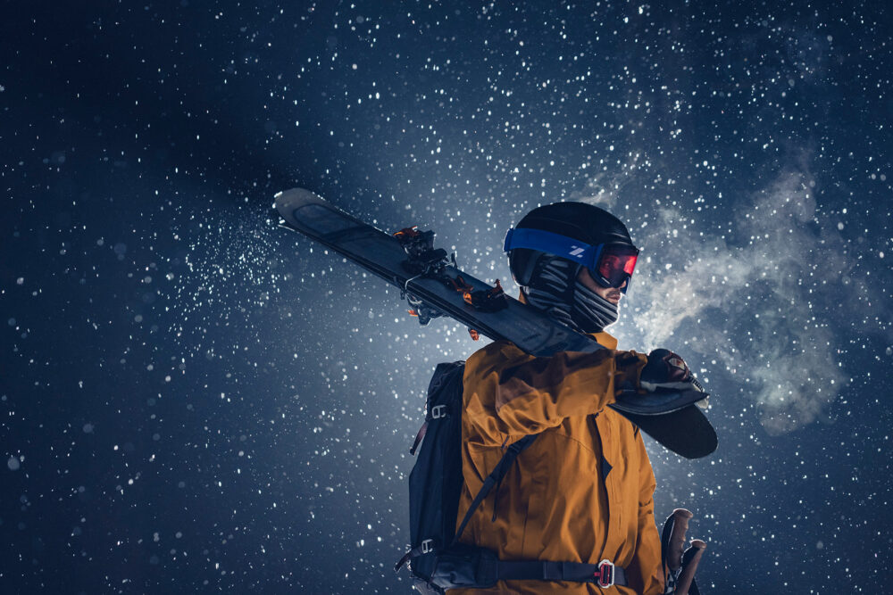 Skieur éclairé au flash Elinchrom THREE en pleine nuit dans les montagnes de Colombie-Britannique